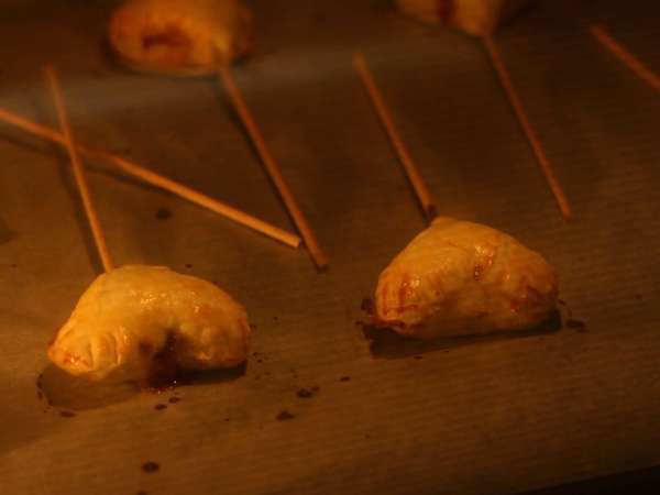 Izjemno hrustljava srca iz listnatega testa z malinovimi in čokoladnimi pito pops - Priprava korak 7