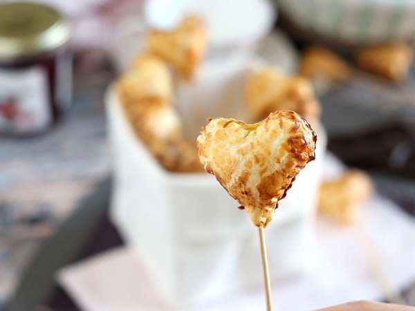 Izjemno hrustljava srca iz listnatega testa z malinovimi in čokoladnimi pito pops - Priprava korak 8