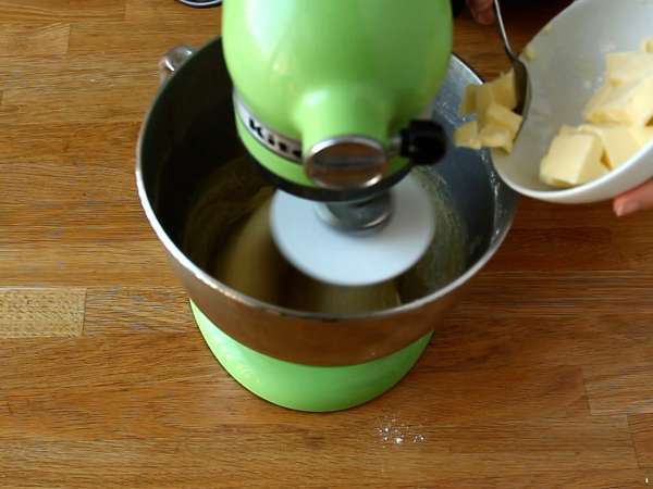 Izjemno mehki srčni kruhki za valentinovo - Priprava korak 3