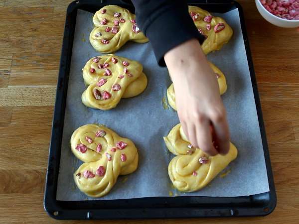 Izjemno mehki srčni kruhki za valentinovo - Priprava korak 11