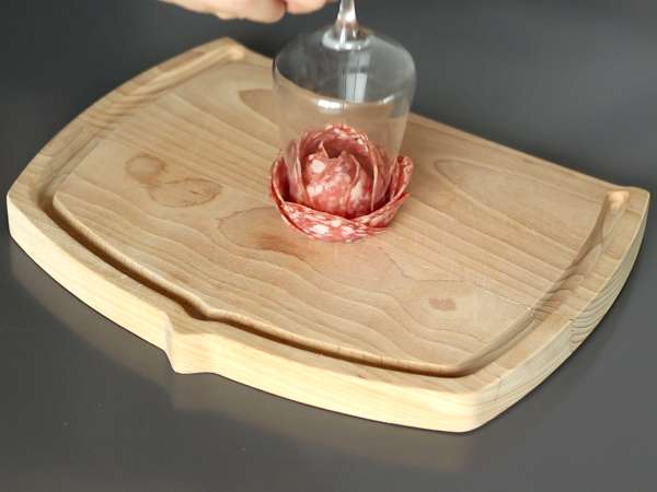 Kako pripraviti krožnik z ocvirki? Zložite ga v obliko vrtnice! - Priprava korak 3