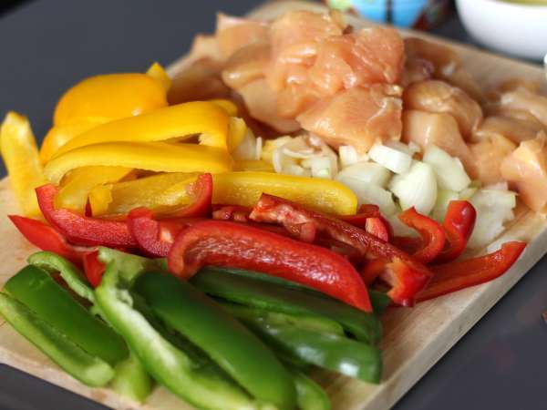 Ekspresni piščanec Basquaise v restavraciji Cookeo - Priprava korak 1