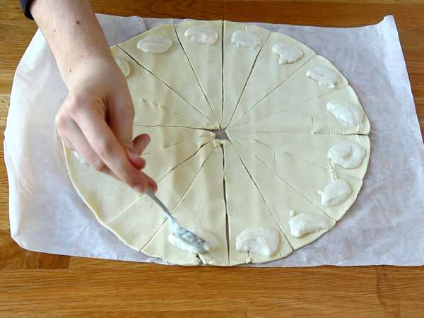 Krofi iz listnatega testa z bešamelno omako, šunko in sirom - Priprava korak 1