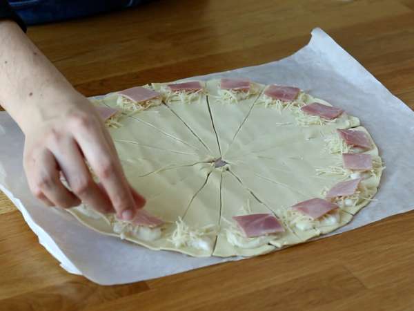 Krofi iz listnatega testa z bešamelno omako, šunko in sirom - Priprava korak 2