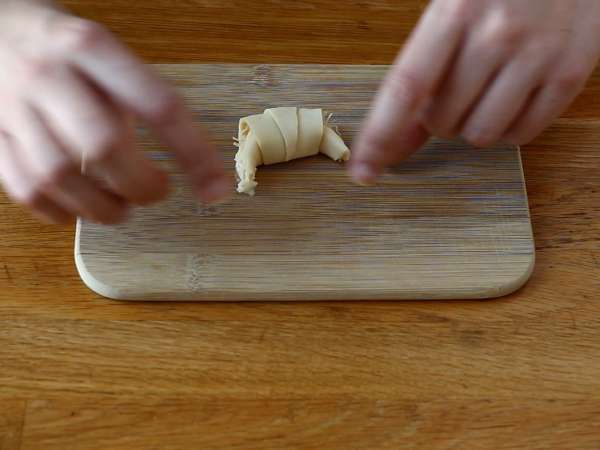 Krofi iz listnatega testa z bešamelno omako, šunko in sirom - Priprava korak 3