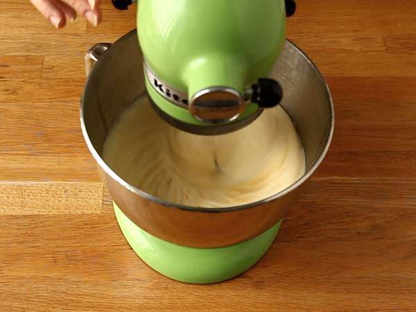 Velikonočna torta Bundt z limono in belo čokolado - Priprava korak 1