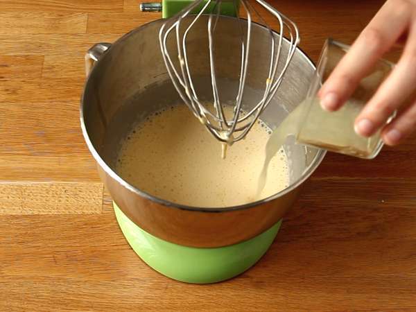 Velikonočna torta Bundt z limono in belo čokolado - Priprava korak 2