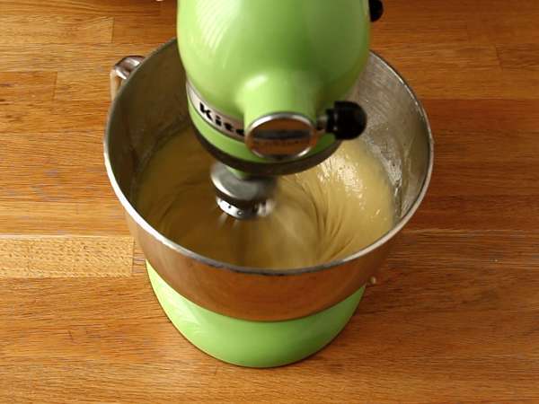 Velikonočna torta Bundt z limono in belo čokolado - Priprava korak 3