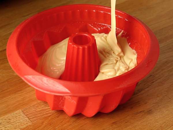 Velikonočna torta Bundt z limono in belo čokolado - Priprava korak 4