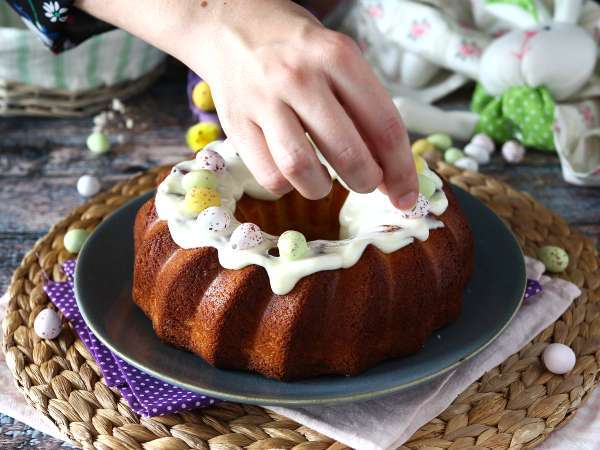Velikonočna torta Bundt z limono in belo čokolado - Priprava korak 8