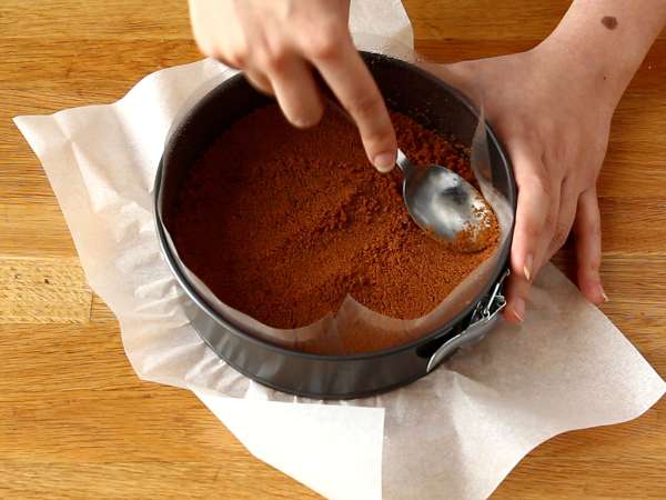 Brez pečenja limoninega in medenega cheesecaka (tutorial za okraševanje torte) - Priprava korak 3