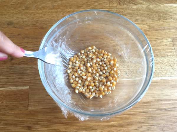 Popcorn za mikrovalovno pečico brez olja - Priprava korak 2