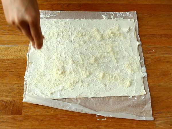 Zavitki iz listnatega testa s sirom in peteršiljem: obvezen del aperitiva - Priprava korak 1