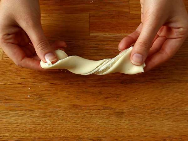 Zavitki iz listnatega testa s sirom in peteršiljem: obvezen del aperitiva - Priprava korak 3