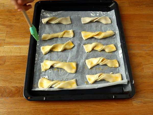 Zavitki iz listnatega testa s sirom in peteršiljem: obvezen del aperitiva - Priprava korak 4