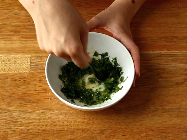 Zavitki iz listnatega testa s sirom in peteršiljem: obvezen del aperitiva - Priprava korak 6