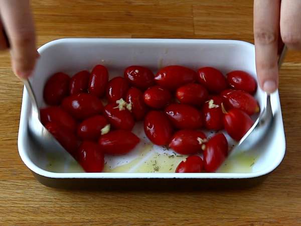 Brusketa iz pečenega paradižnika in burrate - Priprava korak 1