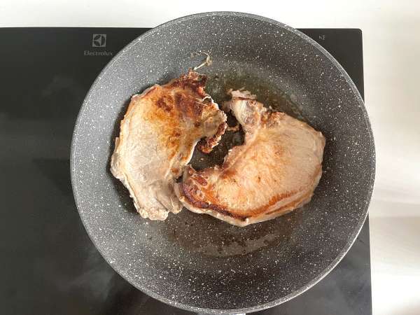 Kako v ponvi spečete svinjsko kotletko? - Priprava korak 4