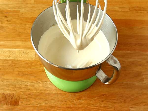 Kokosov zavitek s pasijonko, kot nalašč za Yule log - Priprava korak 1