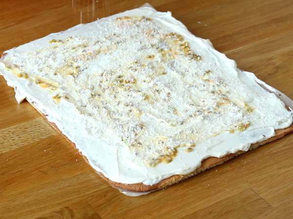 Kokosov zavitek s pasijonko, kot nalašč za Yule log - Priprava korak 5