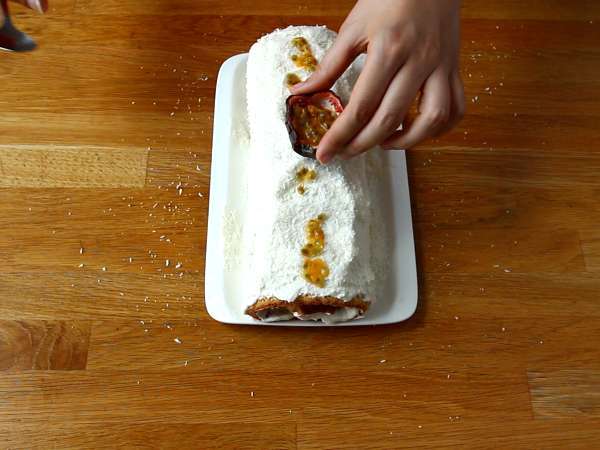 Kokosov zavitek s pasijonko, kot nalašč za Yule log - Priprava korak 7