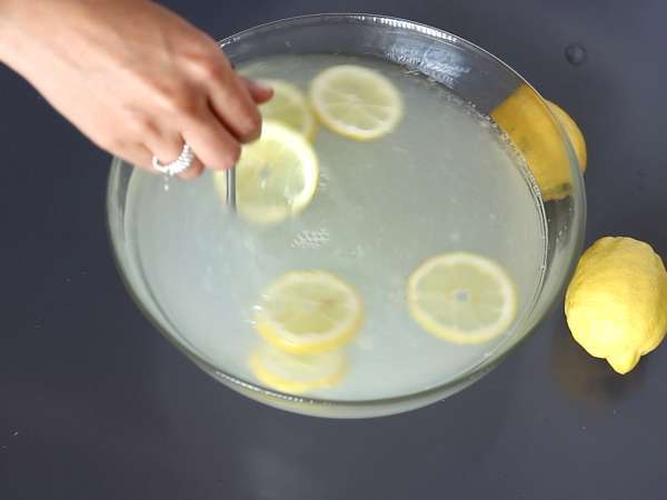 Gin fizz, ki ga lahko med aperitivom delite z vsemi gosti - Priprava korak 1