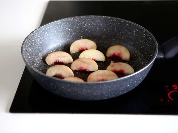 Sladka in slana solata s pečenimi breskvami, rukolo in burrato (sladki poletni okusi) - Priprava korak 1