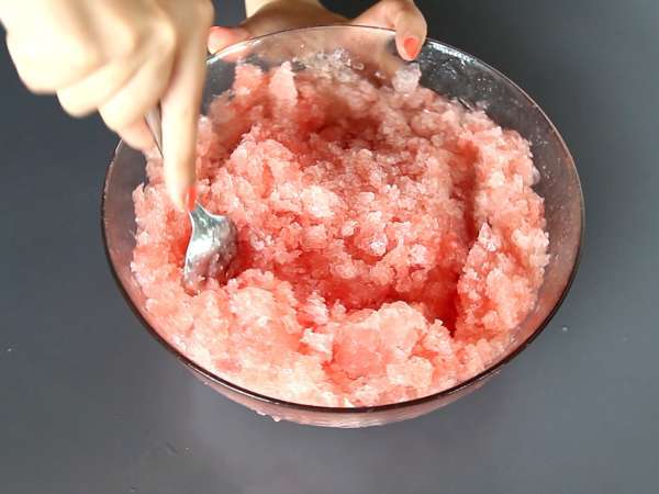 Arbuzni frosé: super osvežilni koktajl granita z roséjem! - Priprava korak 4