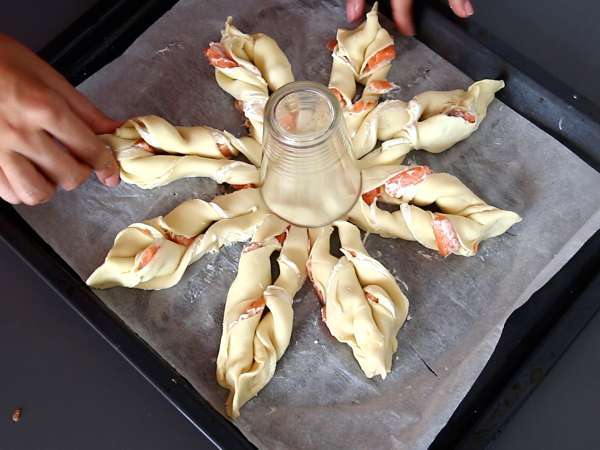 Listnato pecivo z lososom in slanino, kot nalašč za prigrizek ob aperitivu. - Priprava korak 5