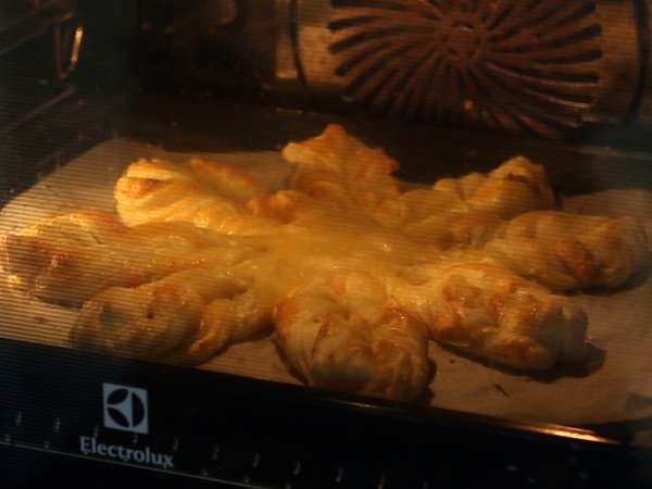 Listnato pecivo z lososom in slanino, kot nalašč za prigrizek ob aperitivu. - Priprava korak 7