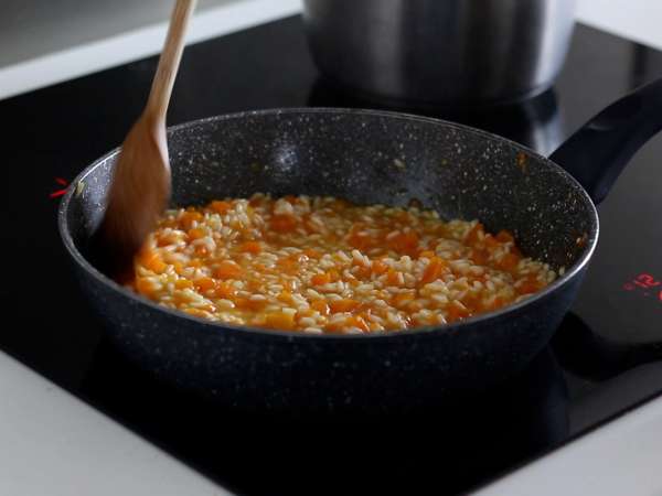 Bučna rižota, nežna in popolna prva jed za jesen - Priprava korak 4