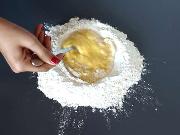 Caramelle, ravioli v obliki bonbonov z nadevom iz buč in rikote - Priprava korak 2