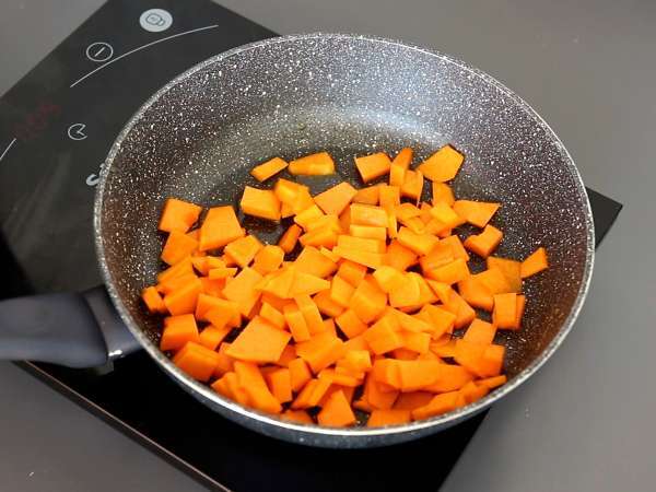 Caramelle, ravioli v obliki bonbonov z nadevom iz buč in rikote - Priprava korak 4