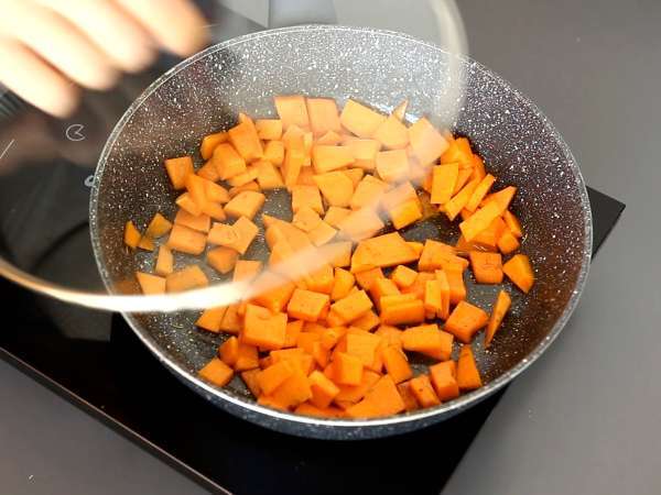 Caramelle, ravioli v obliki bonbonov z nadevom iz buč in rikote - Priprava korak 5