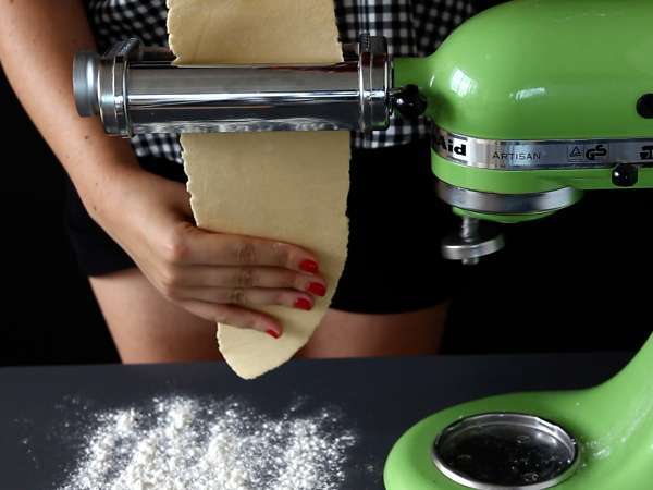 Caramelle, ravioli v obliki bonbonov z nadevom iz buč in rikote - Priprava korak 7