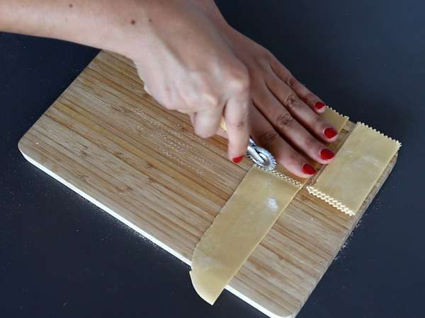 Caramelle, ravioli v obliki bonbonov z nadevom iz buč in rikote - Priprava korak 9