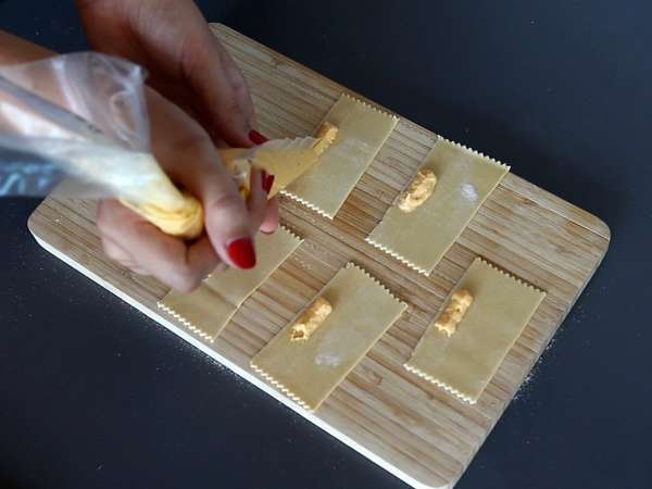 Caramelle, ravioli v obliki bonbonov z nadevom iz buč in rikote - Priprava korak 10