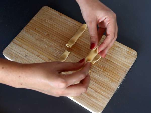 Caramelle, ravioli v obliki bonbonov z nadevom iz buč in rikote - Priprava korak 12