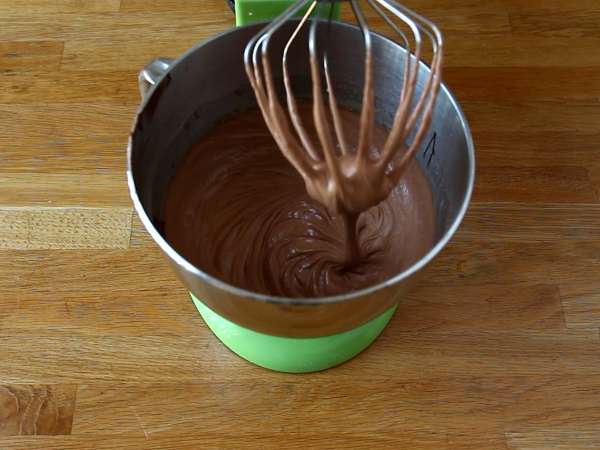 Halloween Bundt torta, čokoladna torta z okusom za usta - Priprava korak 3