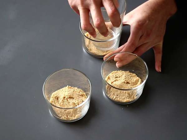 Čokoladni in nugatni lončki. Enostaven recept - Priprava korak 2