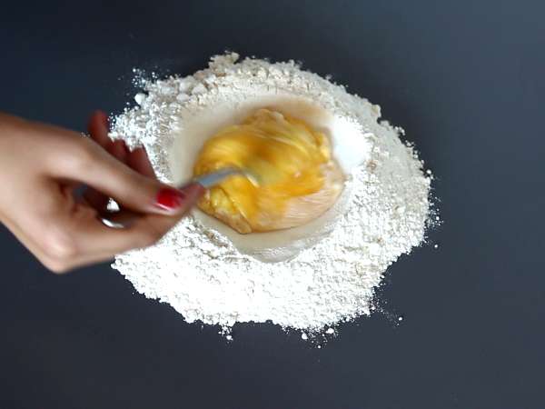 Kako narediti domače testenine: sorpresine, lepe majhne testenine - Priprava korak 1