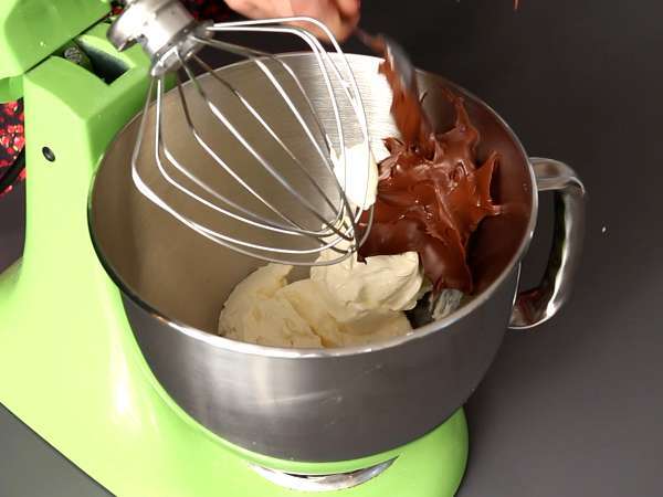 Brioš Pandoro, polnjen s kremo Nutella in vanilijevo kremo v obliki božičnega drevesa - Priprava korak 1