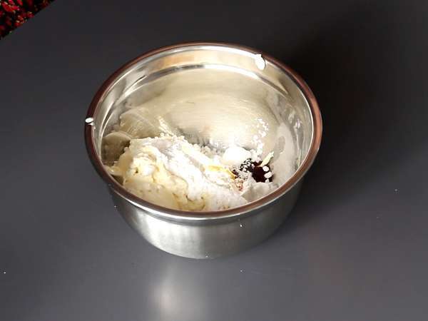 Brioš Pandoro, polnjen s kremo Nutella in vanilijevo kremo v obliki božičnega drevesa - Priprava korak 3