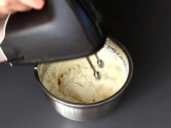 Brioš Pandoro, polnjen s kremo Nutella in vanilijevo kremo v obliki božičnega drevesa - Priprava korak 4