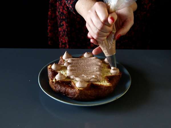 Brioš Pandoro, polnjen s kremo Nutella in vanilijevo kremo v obliki božičnega drevesa - Priprava korak 6