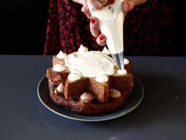 Brioš Pandoro, polnjen s kremo Nutella in vanilijevo kremo v obliki božičnega drevesa - Priprava korak 7