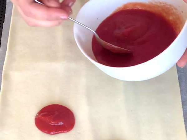 Maxi zavitki iz listnatega testa (paradižnik, šunka, mocarela, peteršilj) - Priprava korak 1