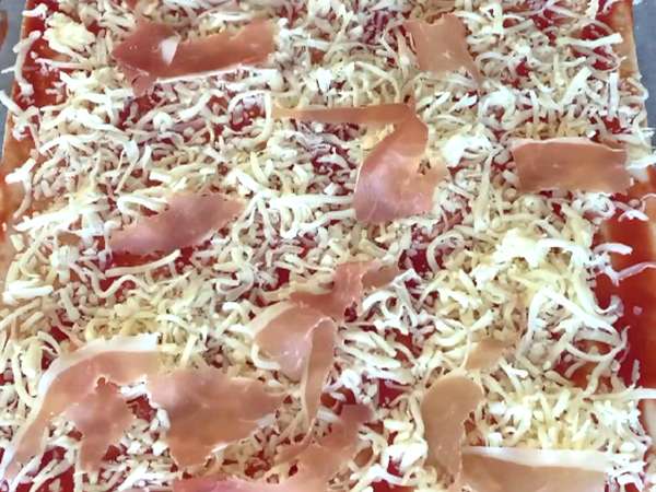 Maxi zavitki iz listnatega testa (paradižnik, šunka, mocarela, peteršilj) - Priprava korak 2