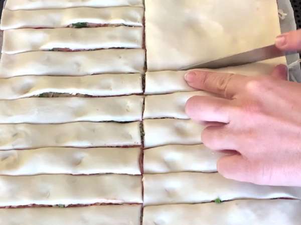 Maxi zavitki iz listnatega testa (paradižnik, šunka, mocarela, peteršilj) - Priprava korak 4