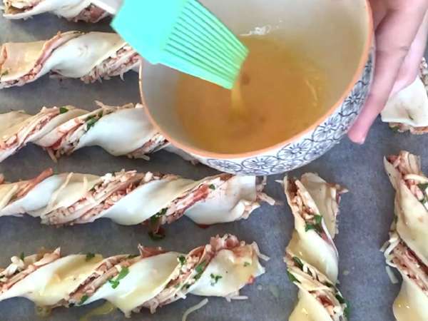 Maxi zavitki iz listnatega testa (paradižnik, šunka, mocarela, peteršilj) - Priprava korak 6